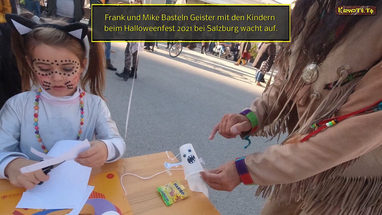 Frank und Mike Basteln Geister mit den Kindern beim Halloweenfest 2021 bei Salzburg wacht auf