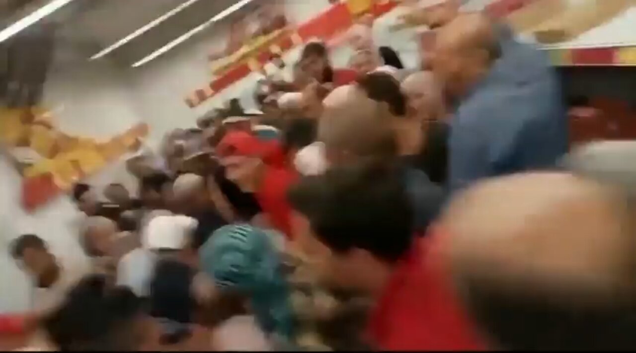 Chaos in supermarket Tunisia to collect sugar. Country has been plagued by major shortages
