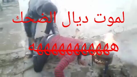 رجل يوقض النار