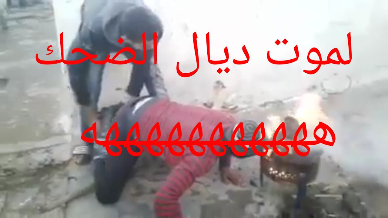 رجل يوقض النار