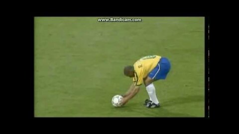 Roberto Carlos amazing free kick for Brazil