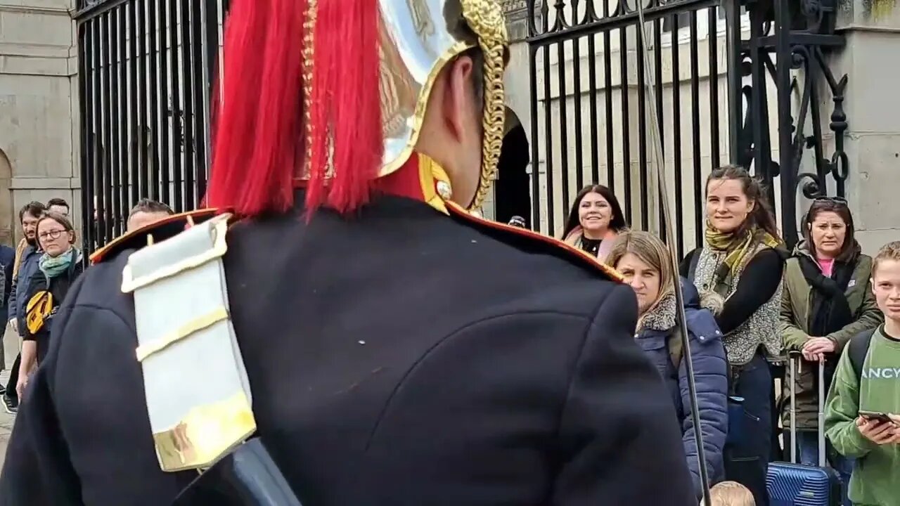 You better move your suit case #horseguardsparade