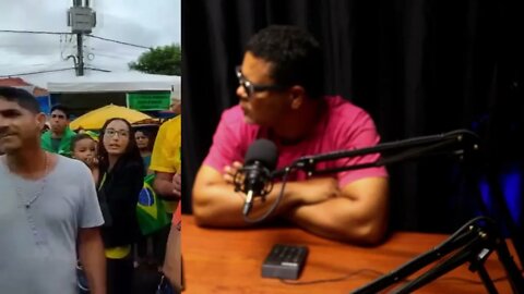Capitão da PM dando ordens para manifestantes desobstruírem a porta do quartel
