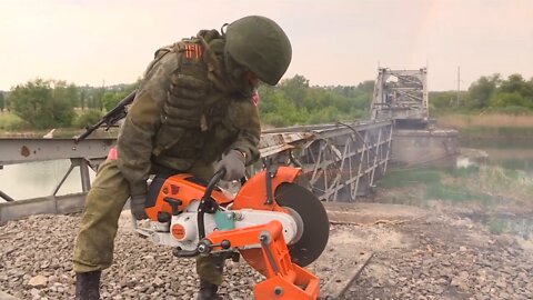 Specialists of repair and restoration units ensure the restoration of transport infrastructure in the liberated settlements