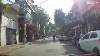 Un scooter prend feu soudainement