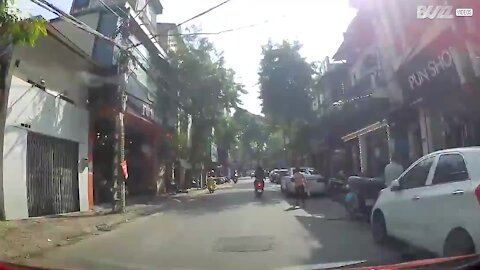 Un scooter prend feu soudainement