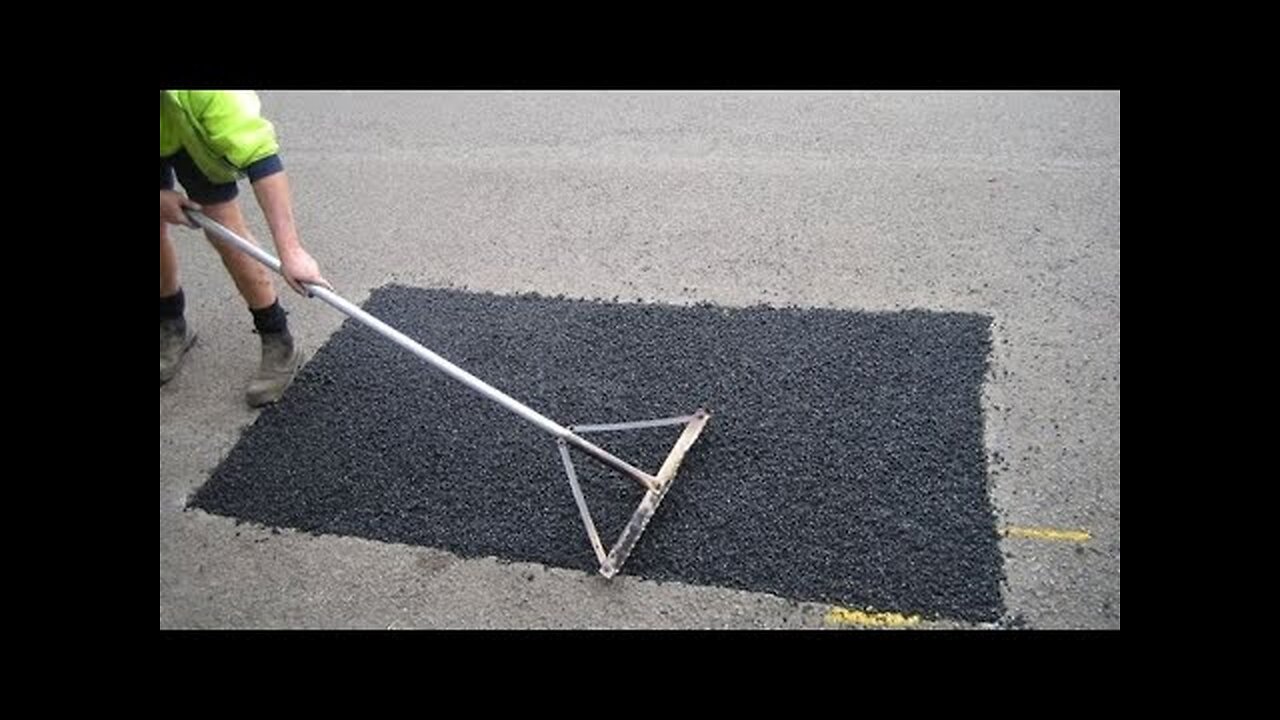CONFRONTO STRADE ITALIA-SVIZZERA:COME RIPARANO LE BUCHE STRADALI IN SVIZZERA e come non le riparano in Italia DOCUMENTARIO il cartello buche alla dogana SVIZZERA-LOMBARDIA è lì da 15 anni quest'anno ma sono solo 10anni che denunciamo la situazione