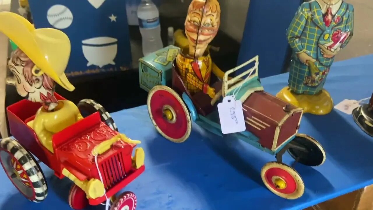 Exploring Antique Collectibles & Their Values: Vintage Jewelry, China & More!