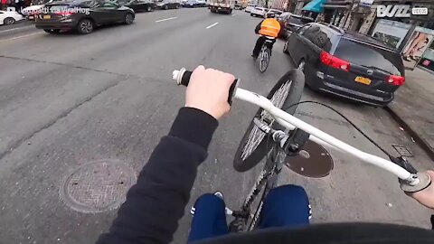 Il traverse les rues de Manhattan sur une seule roue