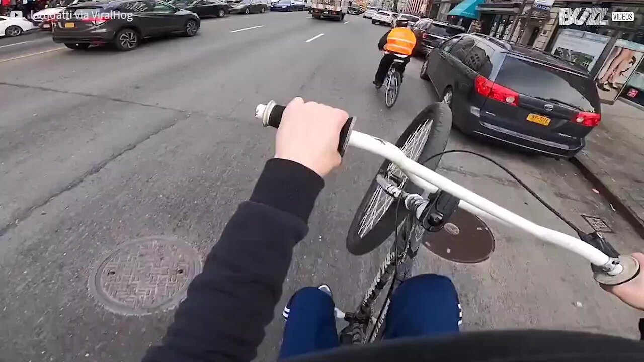 Il traverse les rues de Manhattan sur une seule roue