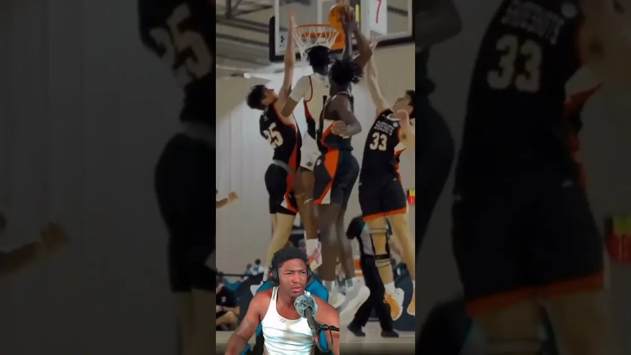 Def my first time seeing a TRIPLE HEAD TAP 🤮 #basketball #hoops #dunks