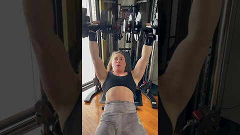 Key presses 100lbs 😱 these burn but you will like the results try 4x8 reps #bodybuilding