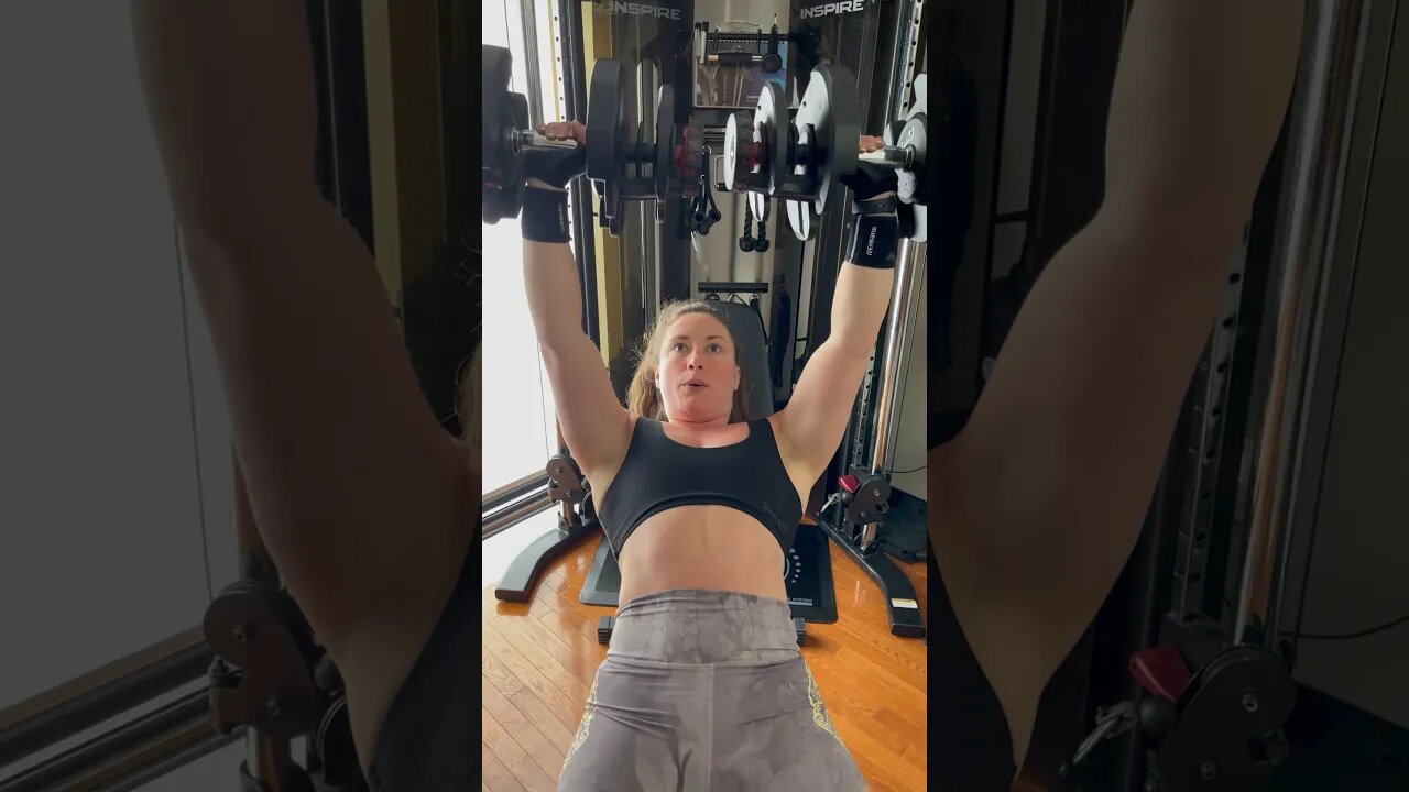 Key presses 100lbs 😱 these burn but you will like the results try 4x8 reps #bodybuilding