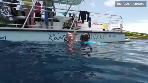 Menina aprende a fazer mergulho com pais em aula inspiradora