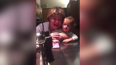 Woman has Cutest Way of Telling her Mom she's Pregnant