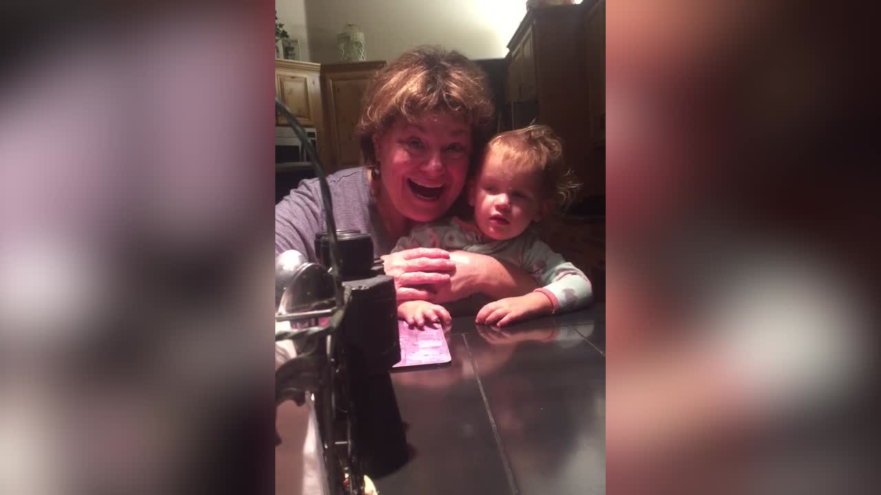Woman has Cutest Way of Telling her Mom she's Pregnant
