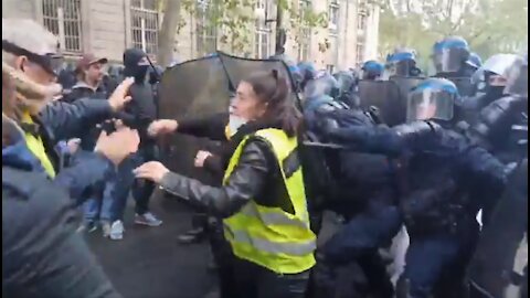Policía francesa reprime a manifestantes durante las marchas por el Primero de Mayo