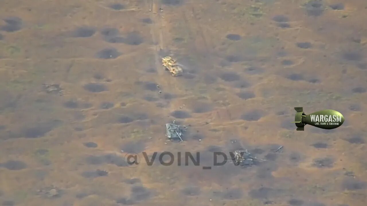 Ukrainian soldiers evacuate corpse under artillery fire