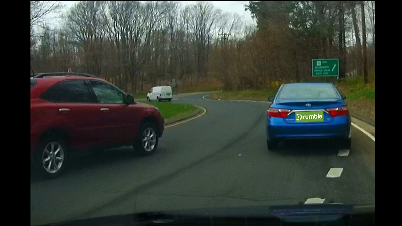 Driver appears to enter Roundabout for the first time