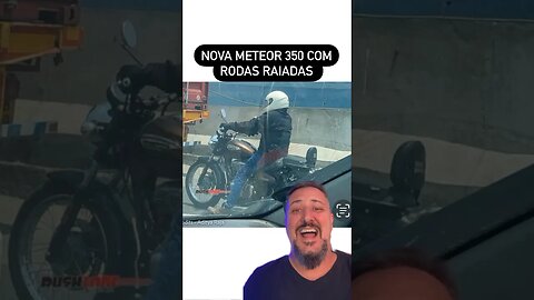 Nova Meteor 350 com rodas raiadas pintando no pedaço