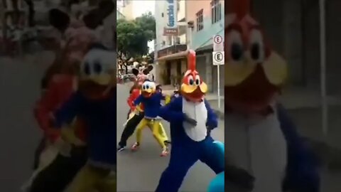 PASSINHOS DO FOFÃO, PATO DONALD, PICA-PAU E MICKEY MOUSE DANÇANDO NA CARRETA DA ALEGRIA