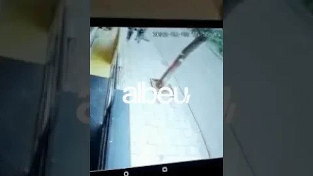 Me qese në duar duke ecur në rrugët e Tiranës, del videoja e dy adoleshentëve që u arratisën