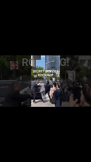 SECRET SERVICE ROCKING! A knucklehead comes out and decides that he's gonna block the motorcade.