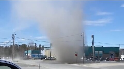 Abitibi : il tombe sur cet énorme tourbillon de poussière !