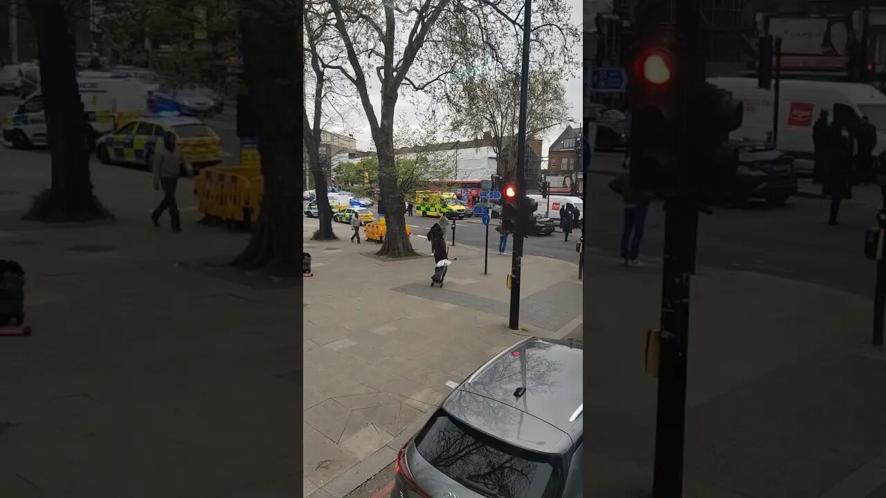 stuck in traffic #sevensysters #tottenham #road #ambulance #police