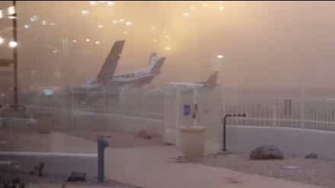 La potenza della tempesta di sabbia ribalta l'aereo!