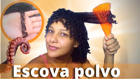 Escova polvo em cabelo cacheado curto