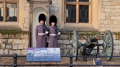 Shuffel up changing of the Guards Tower of London 21 December 2022 #toweroflondon