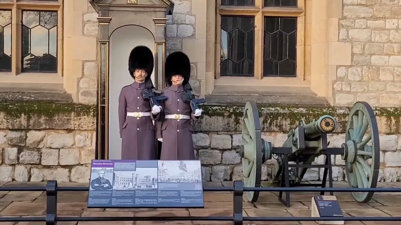 Shuffel up changing of the Guards Tower of London 21 December 2022 #toweroflondon