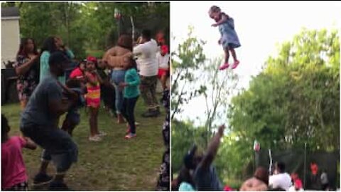 Bimba vola grazie alle braccia del papà