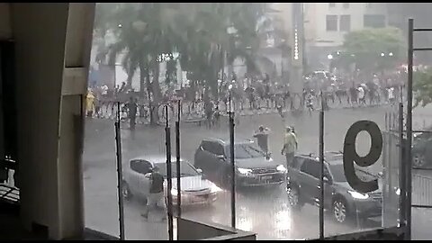 Flamengo x Vasco - Chuva e correria no entorno do Maracanã 1 hora antes do jogo começar