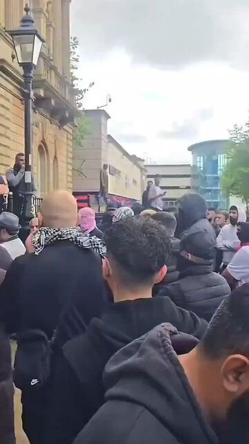 🚨 Clashes Between Muslim Immigrants and British Patriots