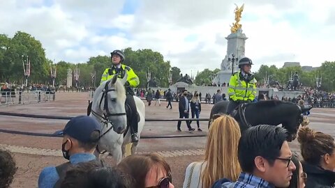 Police on horse back Buckingham Palace #metpolice