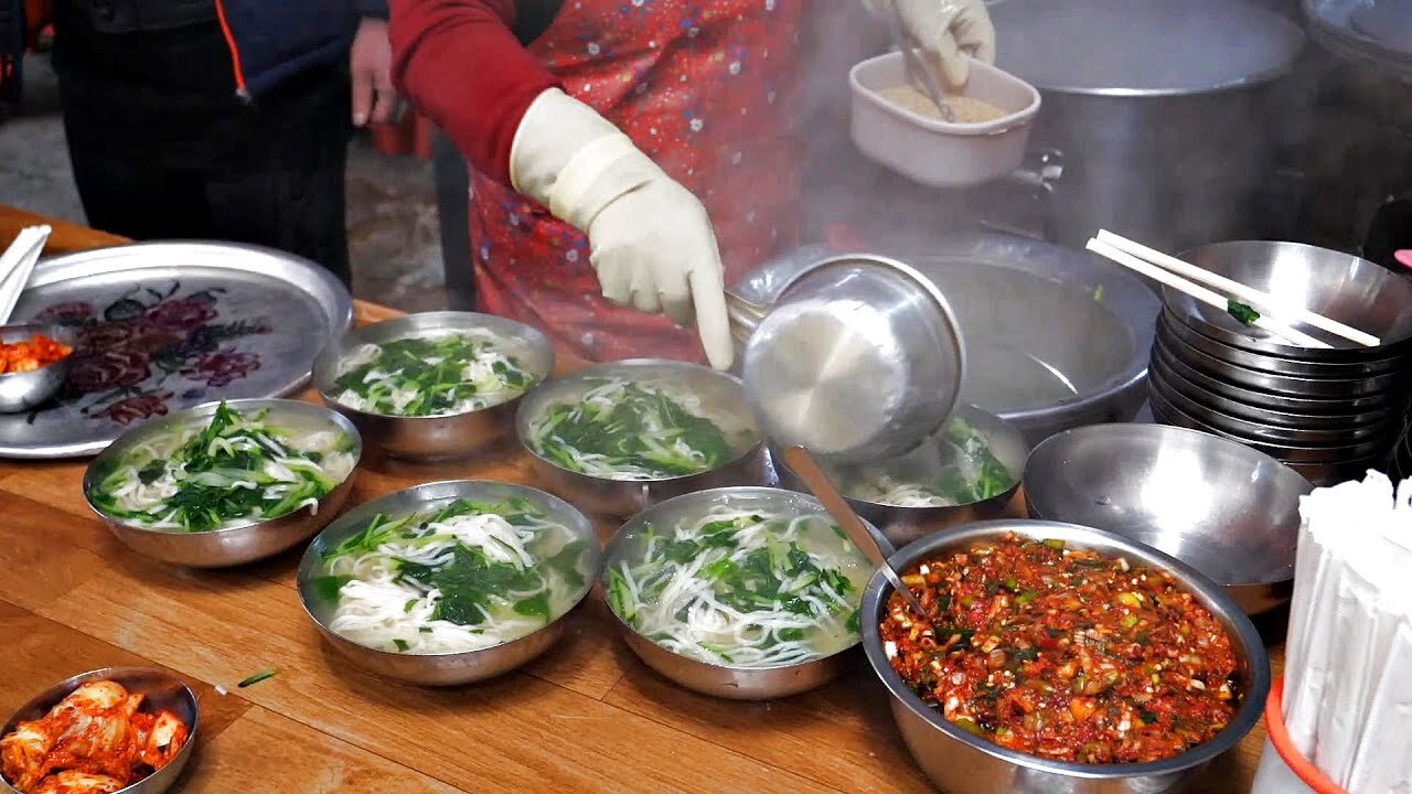 Famous Korean Noodle Restaurant Selling 1000 Plates a Day !! / Korean food