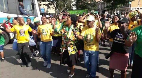 SOUTH AFRICA - KwaZulu-Natal - Day 4 - Zuma supporters arrive at court (Video) (EDA)