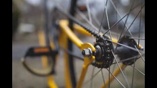 Jovem dobra roda de bicicleta com um salto!