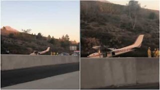 California: aeroplano cade in autostrada