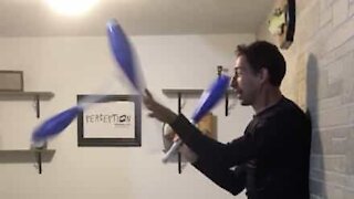 Cet artiste est capable de jongler à l'horizontale
