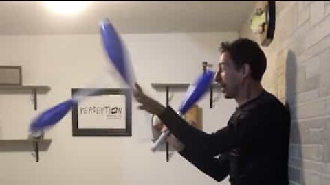 Cet artiste est capable de jongler à l'horizontale