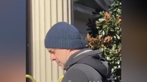 Fmr. Zelensky´s advisor Arestovich was spotted near the Metropolitan Museum in New York