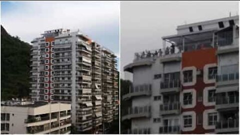 Il entonne un superbe chant d'opéra depuis son balcon