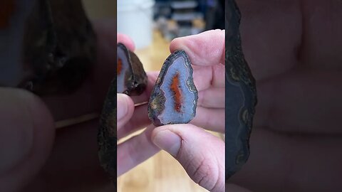 Beautiful Malawi agate gets cut open!