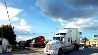 Camion attraversa i binari del treno nel momento peggiore