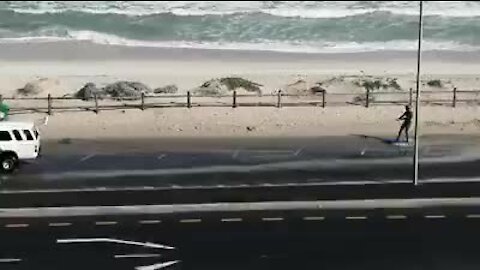 WATCH: Man skiing next to Cape beach, snow at Matroosberg nature reserve (Tkj)