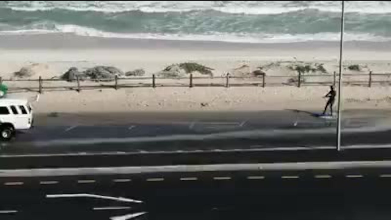 WATCH: Man skiing next to Cape beach, snow at Matroosberg nature reserve (Tkj)