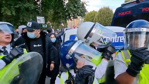 Riot police corden of the mosque 25 September 2022#metpolice